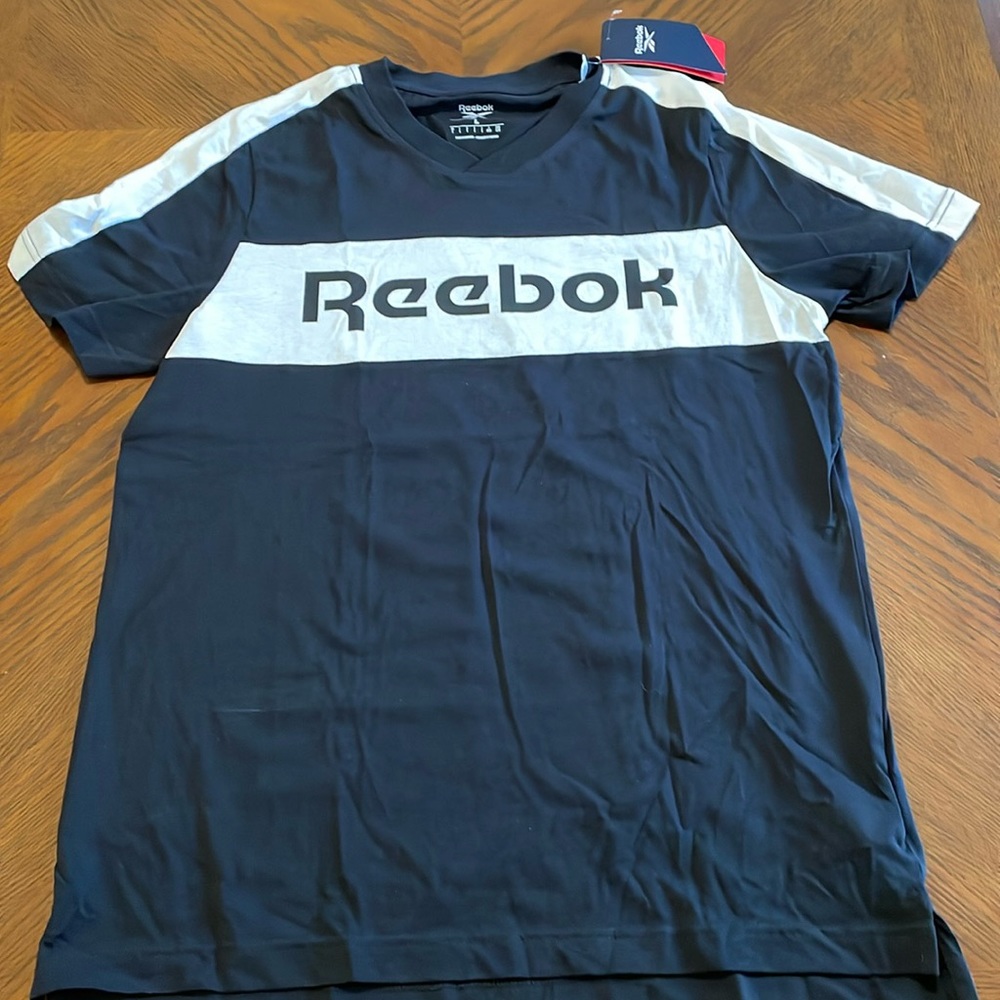 Reebok V-Neck T-Shirt size L